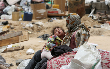 Strefa Gazy, palestyńska rodzina podczas ucieczki przed izraelskim wojskiem z Rafah