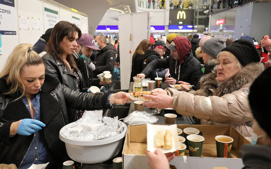 Uchodźcy z Ukrainy i pomagający im wolontariusze na dworcu Warszawa Centralna