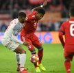 Austriak David Alaba (w środku) gra w Bayernie wspólnie z Robertem Lewandowskim