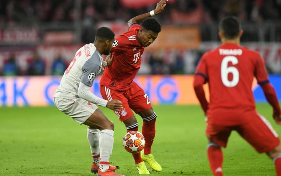 Austriak David Alaba (w środku) gra w Bayernie wspólnie z Robertem Lewandowskim