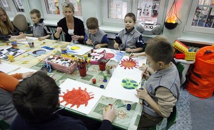 Placówka musi zapewnić zajęcia dla uczniów, którzy pozostają w szkole dłużej ze względu na czas prac