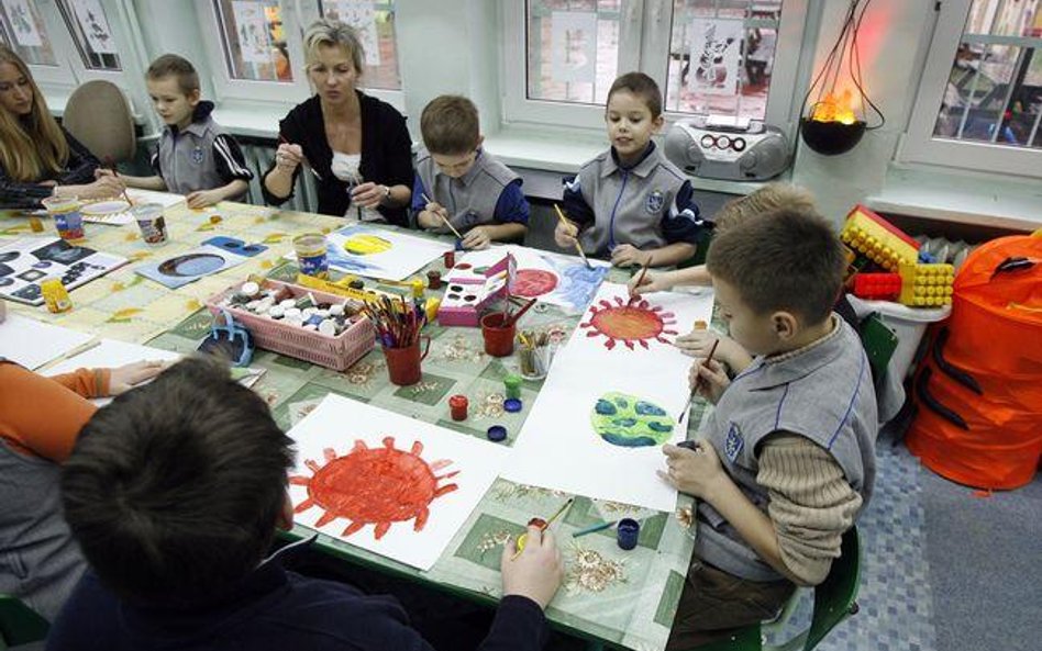 Placówka musi zapewnić zajęcia dla uczniów, którzy pozostają w szkole dłużej ze względu na czas prac