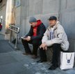 Kurierzy wysłani przez przedsiębiorców z wnioskami o dotacje czekają przed bankiem