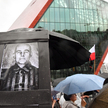 Uczestnicy protestu przy pomniku Witolda Pileckiego przed Muzeum II Wojny światowej w Gdańsku