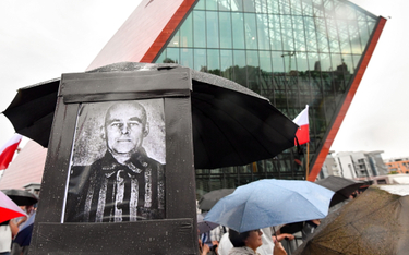 Uczestnicy protestu przy pomniku Witolda Pileckiego przed Muzeum II Wojny światowej w Gdańsku