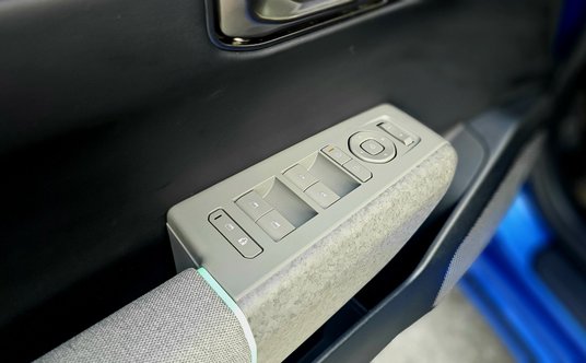 Mimo nowoczesności kształtów we wnętrzu bez eksperymentów. Klasyczne przyciski do otwierania szyb i 