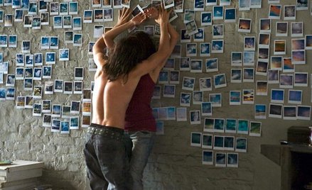 Strategia reżysera polega m.in. na opowiadaniu o bohaterze na zasadzie skoków w czasie i przestrzeni