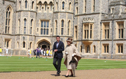Królowa Elżbieta II i przewodniczący komitetu organizacyjnego igrzysk Londyn 2012 Sebastian Coe na s