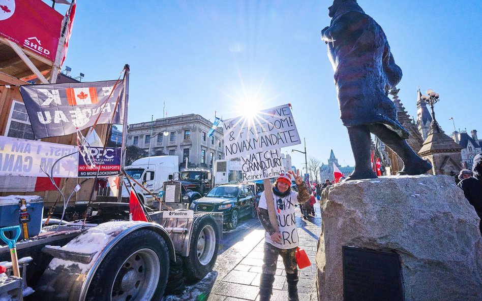 Setki uczestników protestu wciąż blokują ulice Ottawy