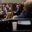 Donald Tusk przemawia w Sejmie 17 września. W tle w ławach poselskich – politycy PiS. Po 2022 r. to 