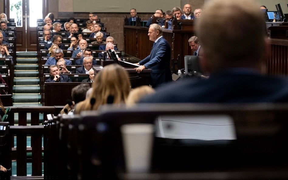 Donald Tusk przemawia w Sejmie 17 września. W tle w ławach poselskich – politycy PiS. Po 2022 r. to 