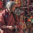 Lhasa. Zewsząd widać i słychać podążających do miejsc świętych Tybetańczyków. To w większości nomadz