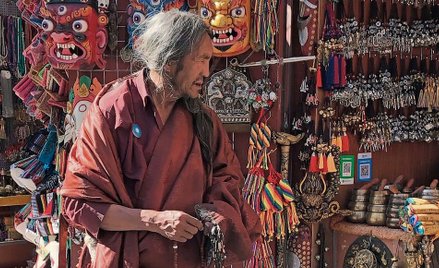 Lhasa. Zewsząd widać i słychać podążających do miejsc świętych Tybetańczyków. To w większości nomadz