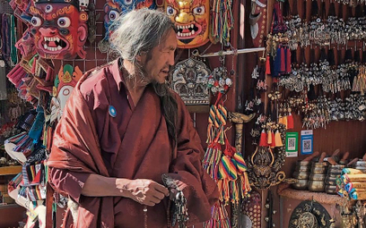 Lhasa. Zewsząd widać i słychać podążających do miejsc świętych Tybetańczyków. To w większości nomadz