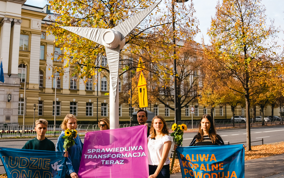 Aktywiści pod kancelarią premiera. Przyszli wręczyć symboliczny wiatrak Mateuszowi Morawieckiemu. Wi