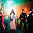 W słynnej serii fotografii „Jesus is my Home Boy” David LaChapelle nawiązał dialog między religią a 