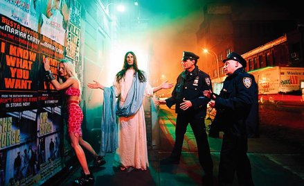 W słynnej serii fotografii „Jesus is my Home Boy” David LaChapelle nawiązał dialog między religią a 