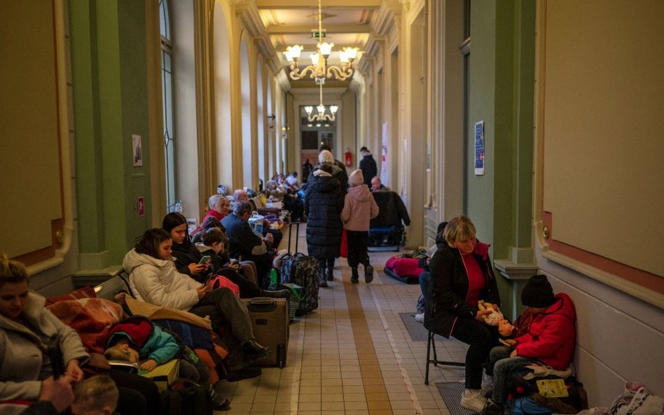 Pieniądze dla uchodźców. Ruszają wypłaty pierwszych zasiłków