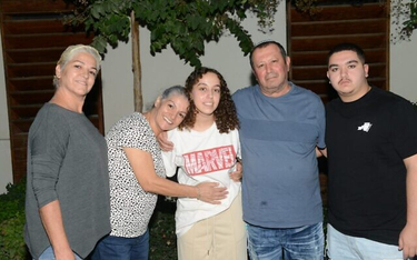 Szeregowa Megidish (w środku) z członkami rodziny po uwolnieniu jej przez stronę izraelską