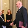 Była prezes TK Julia Przyłębska (L) i były prezydent RP Andrzej Duda (P) podczas uroczystości powoła