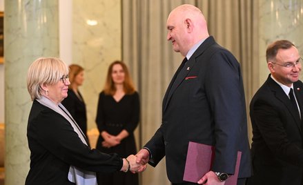 Była prezes TK Julia Przyłębska (L) i były prezydent RP Andrzej Duda (P) podczas uroczystości powoła