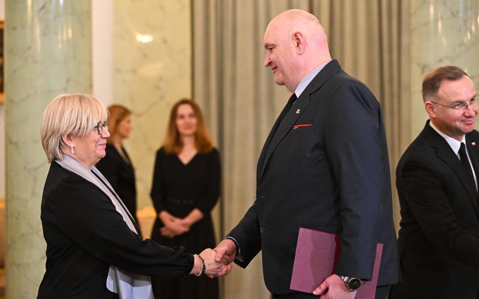 Była prezes TK Julia Przyłębska (L) i były prezydent RP Andrzej Duda (P) podczas uroczystości powoła