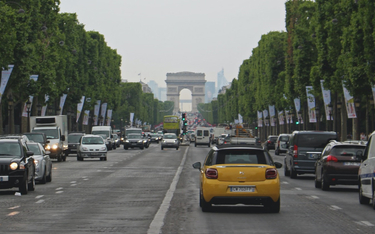 Paryż nie chce samochodów. Zastąpią je darmowe autobusy