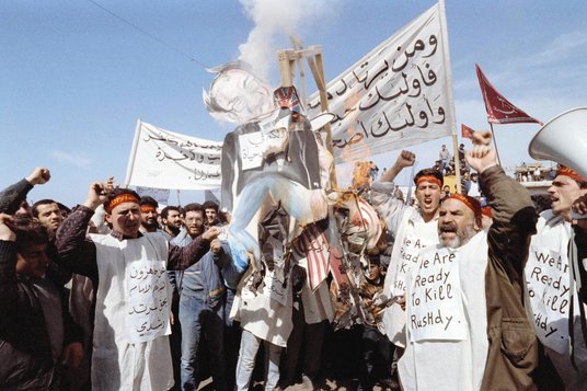 Wzburzeni muzułmanie demonstrują przeciwko Salmanowi Rushdiemu po ukazaniu się jego „Szatańskich wer