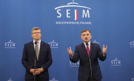 Posłowie Prawa i Sprawiedliwości Zbigniew Ziobro (P) oraz Marcin Warchoł (L) podczas konferencji pra
