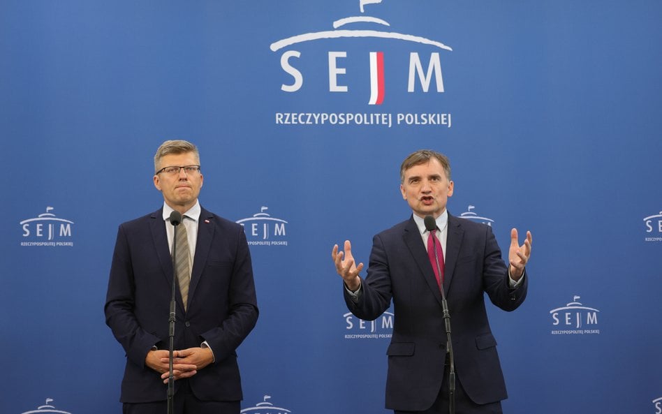 Posłowie Prawa i Sprawiedliwości Zbigniew Ziobro (P) oraz Marcin Warchoł (L) podczas konferencji pra