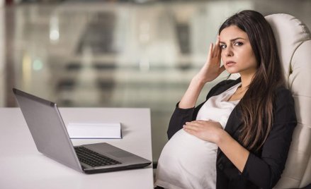 Przedsiębiorcza kobieta w ciąży nie straci zasiłku macierzyńskiego za spóźnienie ze składką