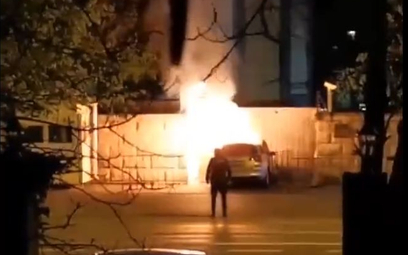 Samochód po uderzeniu w bramę ambasady Rosji w Bukareszcie