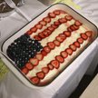 Ciasto w kształcie flagi amerykańskiej, serwowane podczas spotkania w ośrodku dla imigrantów w Nowym