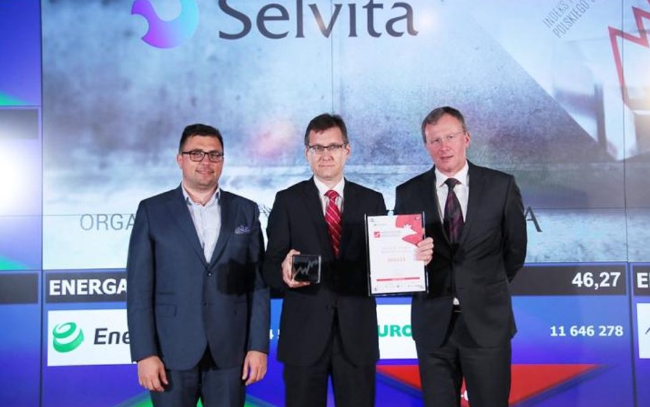 Prezes Selvity Paweł Przewięźlikowski z nagrodą w kategorii spółka mała w towarzystwie wiceministra 