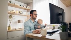 Małe dziecko tylko chwilowo obniża aktywność zawodową? Nowe badanie GUS