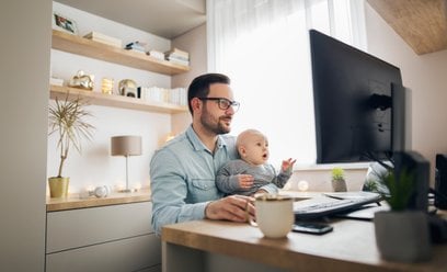 Małe dziecko tylko chwilowo obniża aktywność zawodową? Nowe badanie GUS