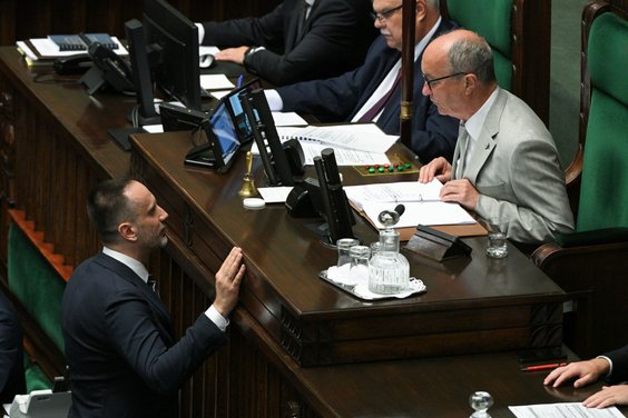 Po wystąpieniu Krzysztofa Paszyka (PSL) poseł Janusz Kowalski (niezrzeszony) podszedł do prowadząceg