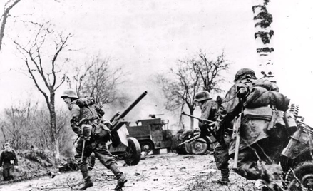 Panzergrenadier-SS Kampfgruppe Hansen podczas walk w Poteau, 18 grudnia 1944 r. W tle: porzucony prz