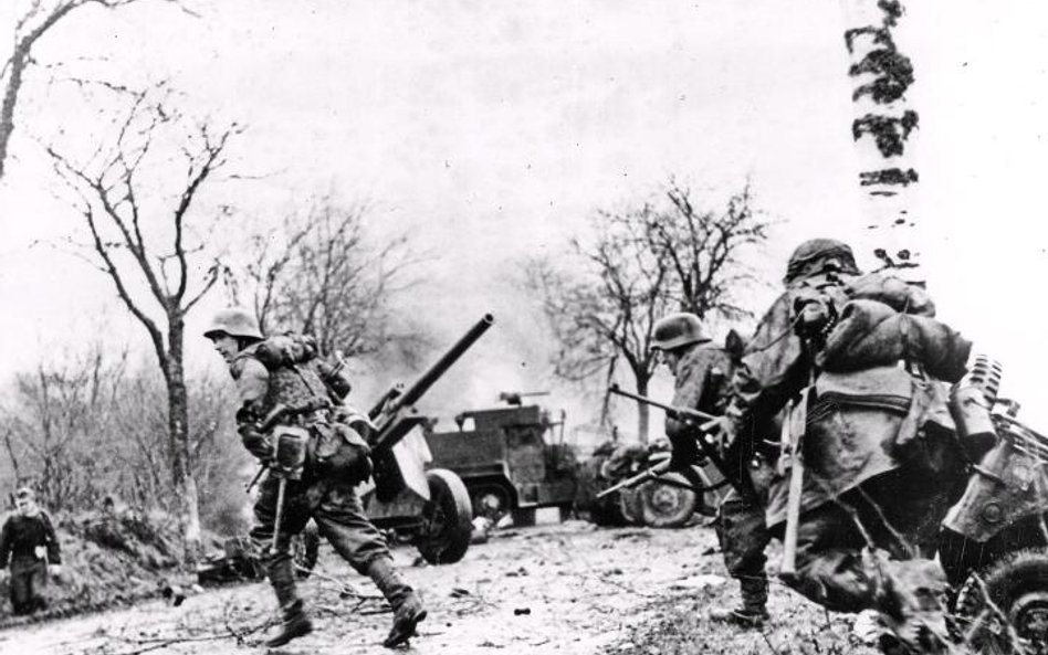 Panzergrenadier-SS Kampfgruppe Hansen podczas walk w Poteau, 18 grudnia 1944 r. W tle: porzucony prz