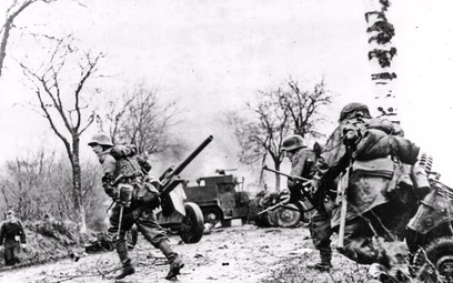 Panzergrenadier-SS Kampfgruppe Hansen podczas walk w Poteau, 18 grudnia 1944 r. W tle: porzucony prz