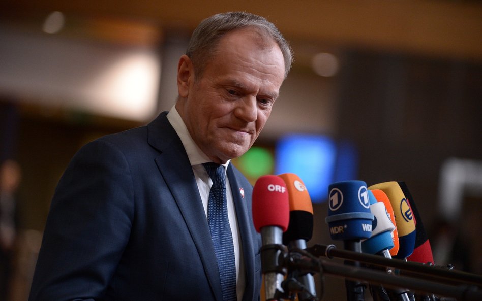 Premier Donald Tusk podczas wypowiedzi dla mediów przed szczytem UE–Bałkany Zachodnie w Brukseli