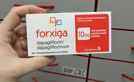 Oryginalną dapagliflozynę (lek Forxiga) produkuje firma AstraZeneca. Preparat był jednak także obiek
