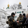 Oficerowie ukraińskiej służby bezpieczeństwa w kijowskiej Ławrze Peczerskiej