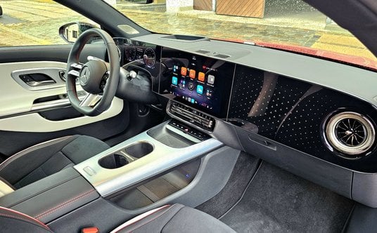 Deska rozdzielcza jest na wysoki połysk i ustawiona jest pionowo