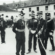Alfred Dreyfus (drugi z prawej) po procesie rewizyjnym wrócił do służby w armii francuskiej
