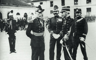 Alfred Dreyfus (drugi z prawej) po procesie rewizyjnym wrócił do służby w armii francuskiej