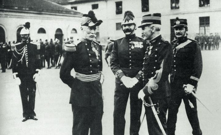 Alfred Dreyfus (drugi z prawej) po procesie rewizyjnym wrócił do służby w armii francuskiej
