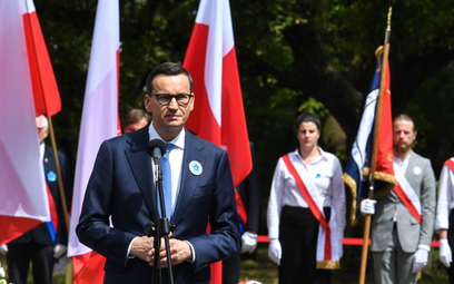 Premier Mateusz Morawiecki podczas uroczystości przed Pomnikiem Ofiar Ludobójstwa na Wołyniu w 80. r