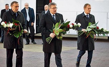 Na zdjęciu od lewej Grzegorz Schetyna, Bronisław Komorowski i Donald Tusk przed łódzką siedzibą PiS