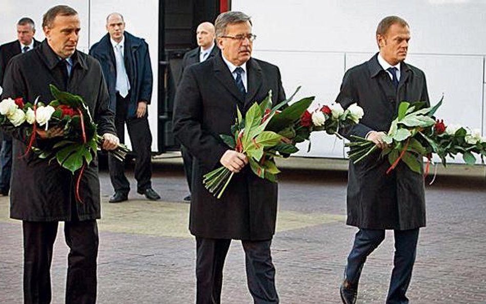 Na zdjęciu od lewej Grzegorz Schetyna, Bronisław Komorowski i Donald Tusk przed łódzką siedzibą PiS